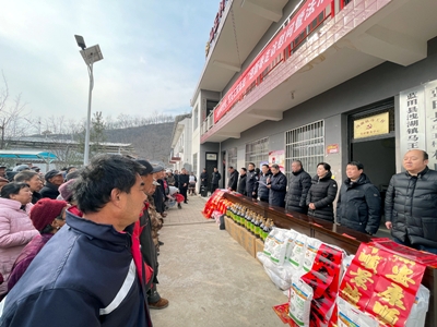 集团联合西安市司法局配合开展“迎新春走访慰问暨法治宣传和义诊”运动